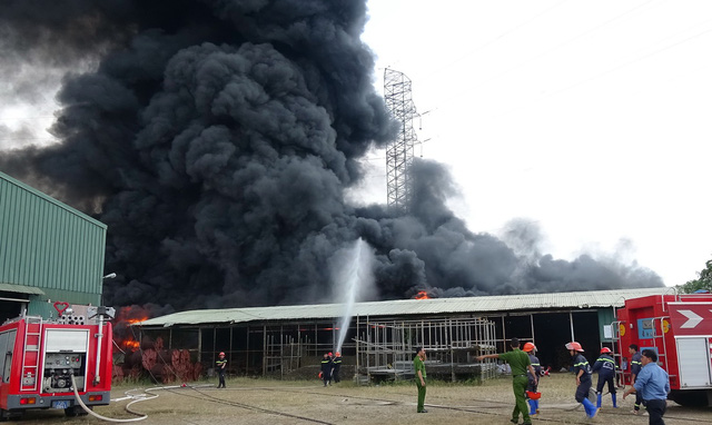 The fire occurred right under a high-voltage power line, forcing local authorities to cut the entire city off the grid for safety reasons. Photo: Tuoi Tre