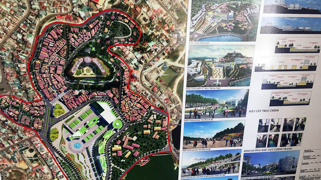 Images of the new urban planning are exhibited at the Hoa Binh Theater. Photo: Tuoi Tre