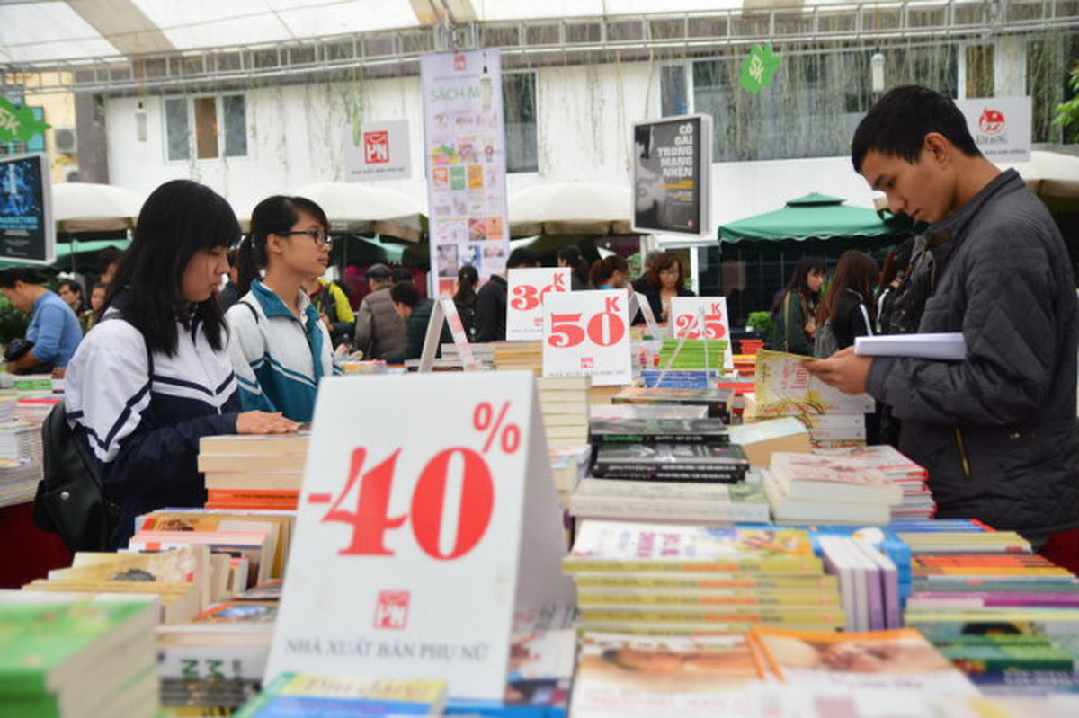 People choose discounted books at an event. Photo: Tuoi Tre