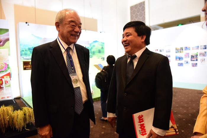 Le The Chu (R), Editor-in-Chief of Tuoi Tre (Youth) newspaper, chats with Kajiwara Junichi, general director of Acecook Vietnam, at the first Pho Day event in Ho Chi Minh City, December 12, 2017. Photo: Tuoi Tre
