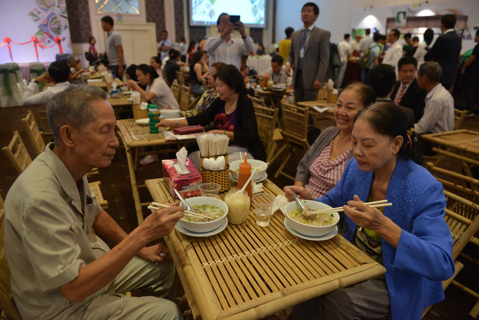 A family enjoy at the first Pho Day event in Ho Chi Minh City, December 12, 2017. Photo: Tuoi Tre