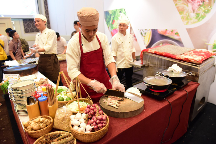 A chef prepares pho at the first Pho Day event in Ho Chi Minh City, December 12, 2017. Photo: Tuoi Tre