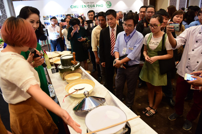 The steps of making pho is displayed at the first Pho Day event in Ho Chi Minh City, December 12, 2017. Photo: Tuoi Tre