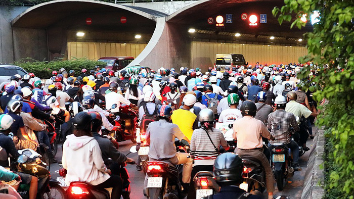 Motorcycles rush to the tunnel during rush hours on December 14, 2017. Photo: Tuoi Tre
