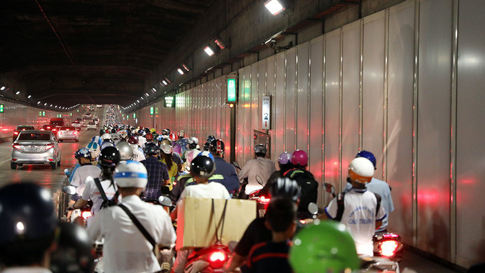 Commuters travel at snail pace inside the tunnel. Photo: Tuoi Tre