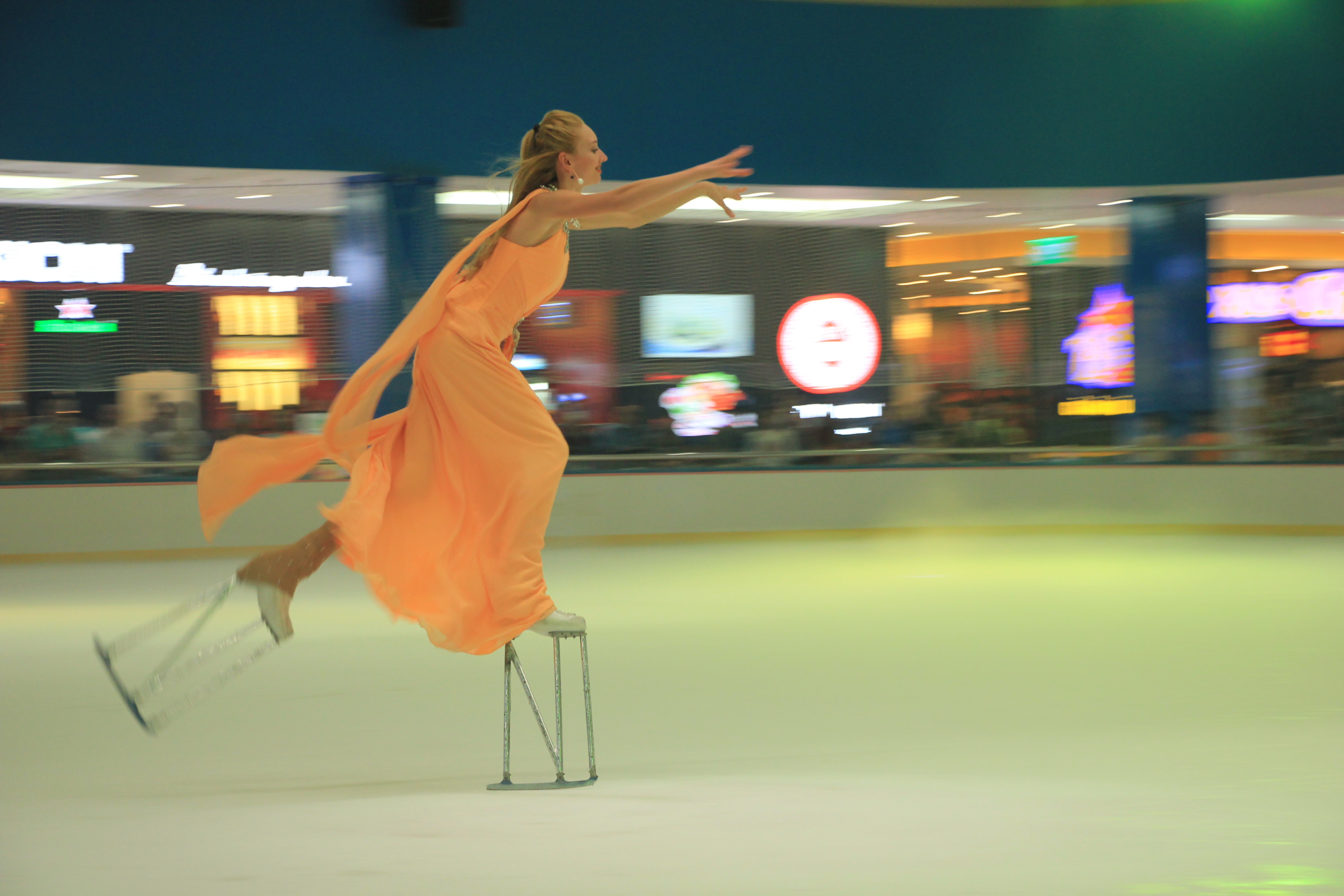 An figure skater performs a routine at the event - Photo: Dong Nguyen/ Tuoi Tre News