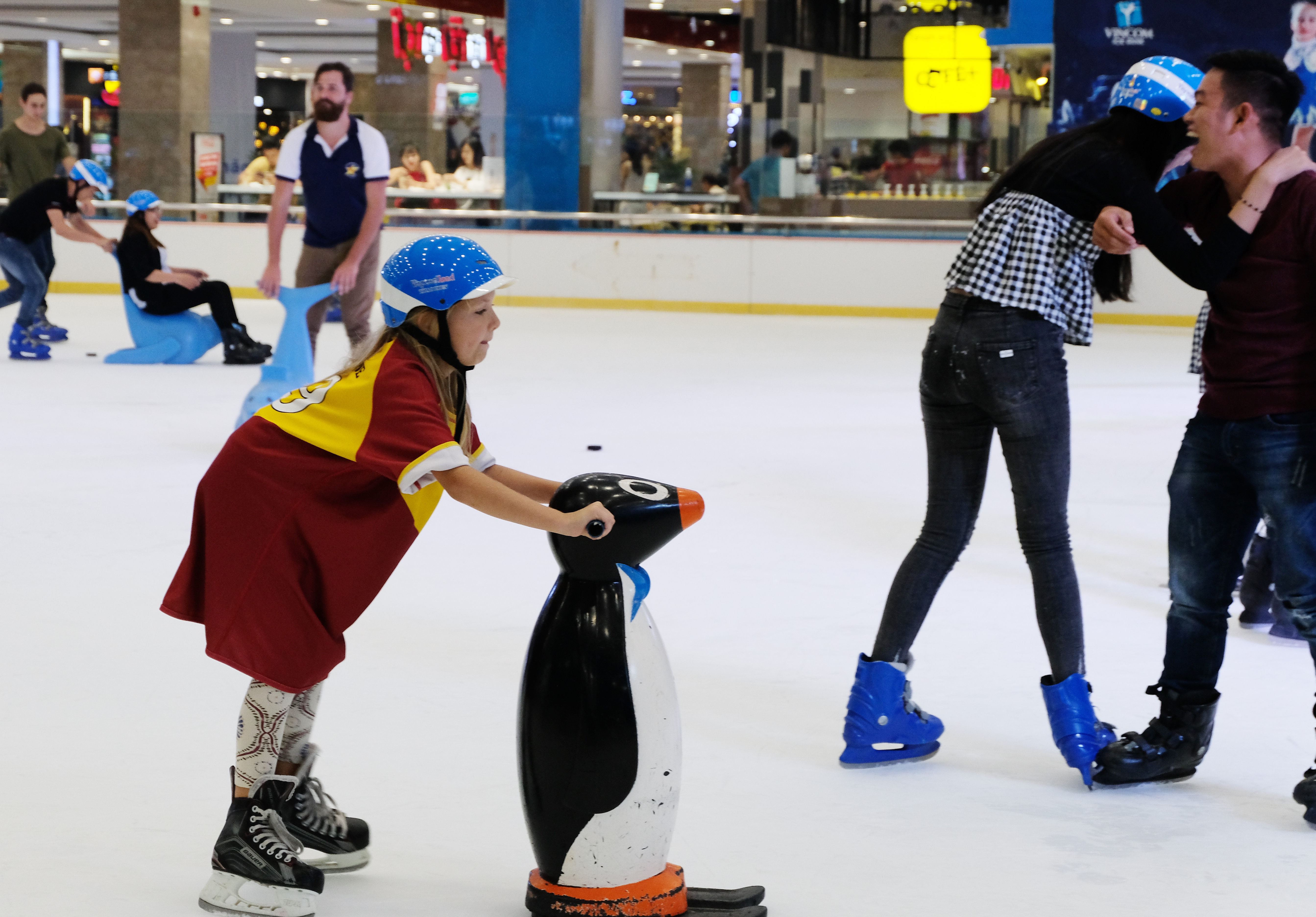 A young ice skater try to balance on ice - Photo: Tran Phuong/ Tuoi Tre News
