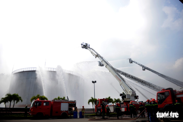 Many fire trucks were dispatched to the facility. Photo: Tuoi Tre
