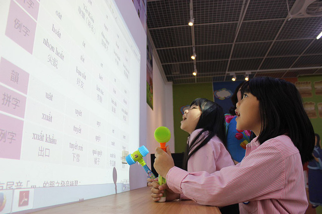 Students at an elementary school in New Taipei City play games during a Vietnamese lesson. Photo: Tuoi Tre