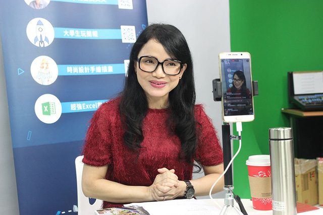 Tran Thi Hoang Phuong, a professor of Vietnamese at the National Chengchi University in Taiwan, teaches Vietnamese to online learners using the livestream feature on her smartphone. Photo: Tuoi Tre