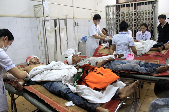Injured men from the group fight are treated at the General Hospital of Dak Lak Province, December 16, 2017. Photo: Tuoi Tre