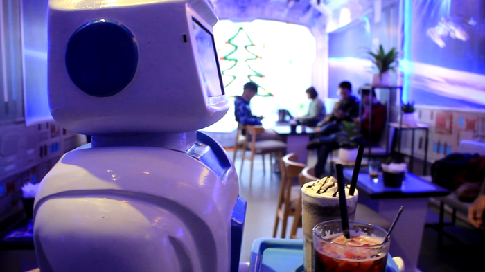 After reaching the customer’s table, the robot will say: “Please take you drinks.” Photo: Tuoi Tre