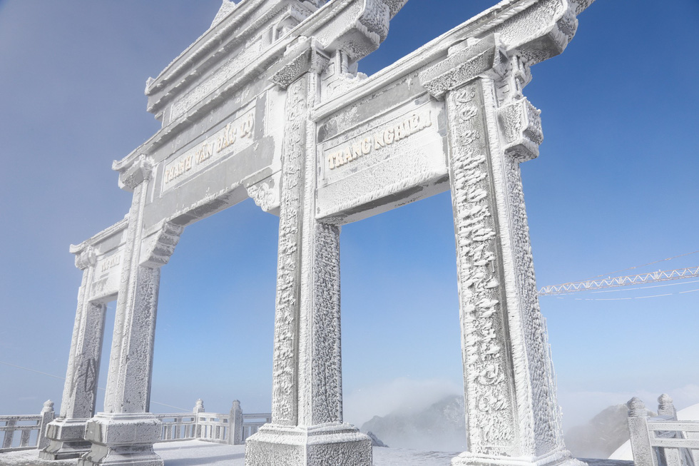 The entrance to a pagoda is covered in snow at the Fansipan summit in Lao Cai Province, December 19, 2017. Photo: Tuoi Tre