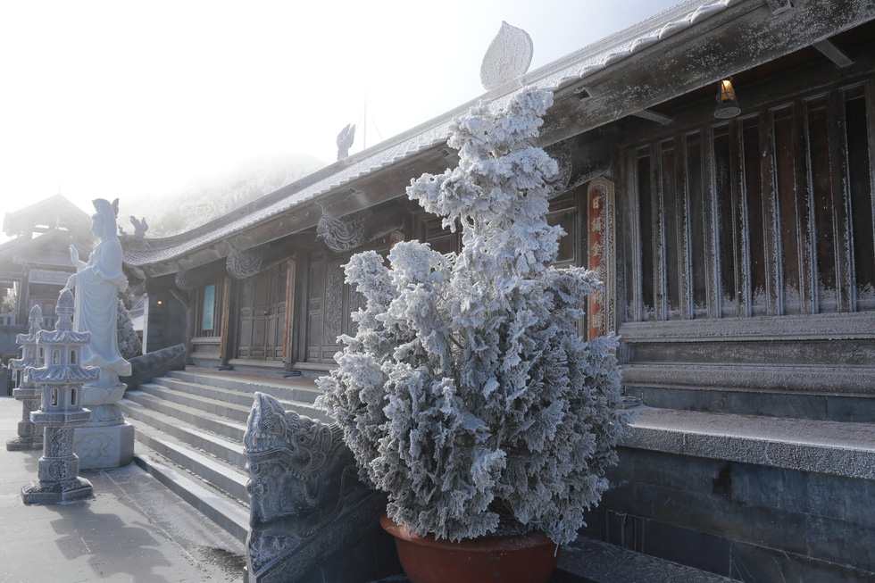 A pagoda is covered in snow at the Fansipan summit in Lao Cai Province, December 19, 2017. Photo: Tuoi Tre