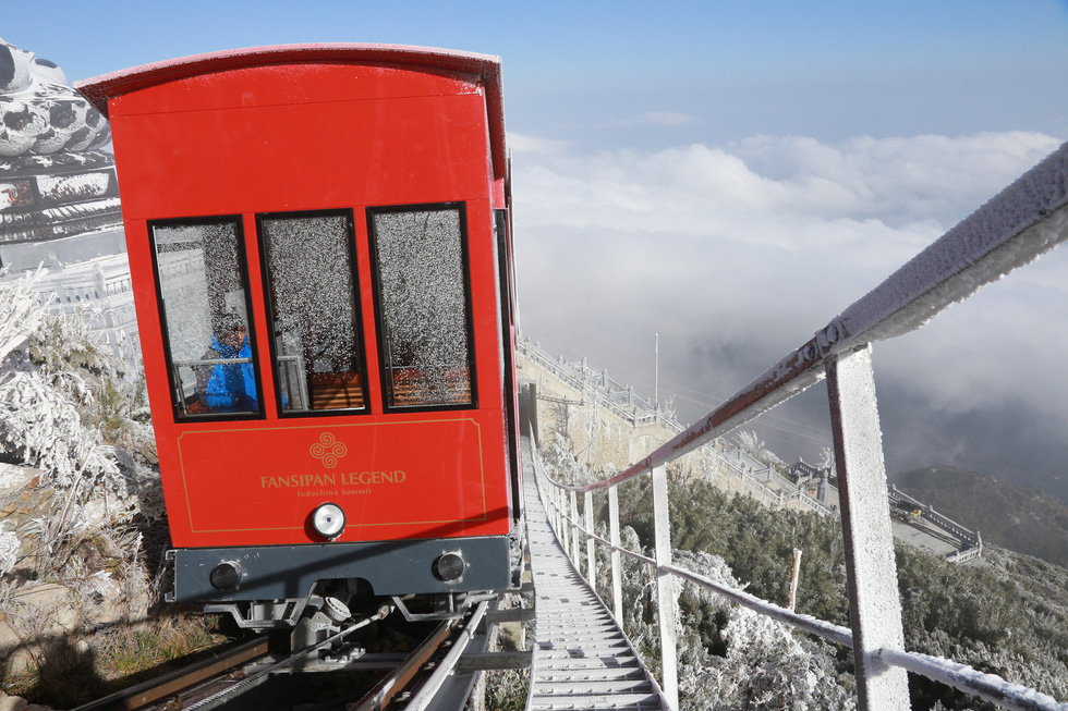 A cable car operates in the snow at the Fansipan summit in Lao Cai Province, December 19, 2017. Photo: Tuoi Tre