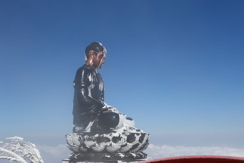 A statue of Buddha is covered in snow at the Fansipan summit in Lao Cai Province, December 19, 2017. Photo: Tuoi Tre