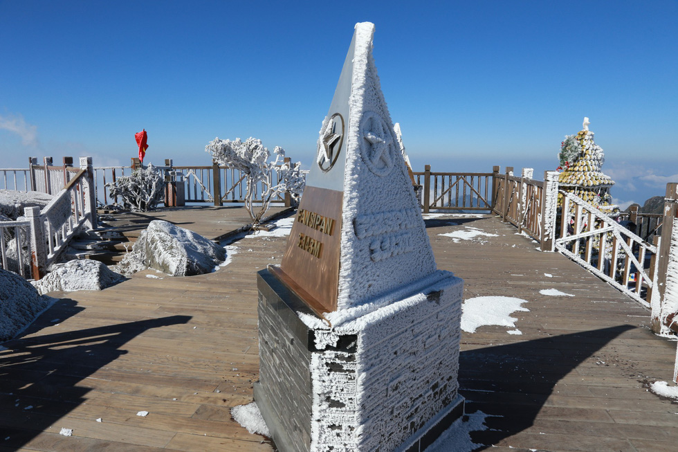 The highest point of the Fansipan summit is covered in snow, December 19, 2017. Photo: Tuoi Tre
