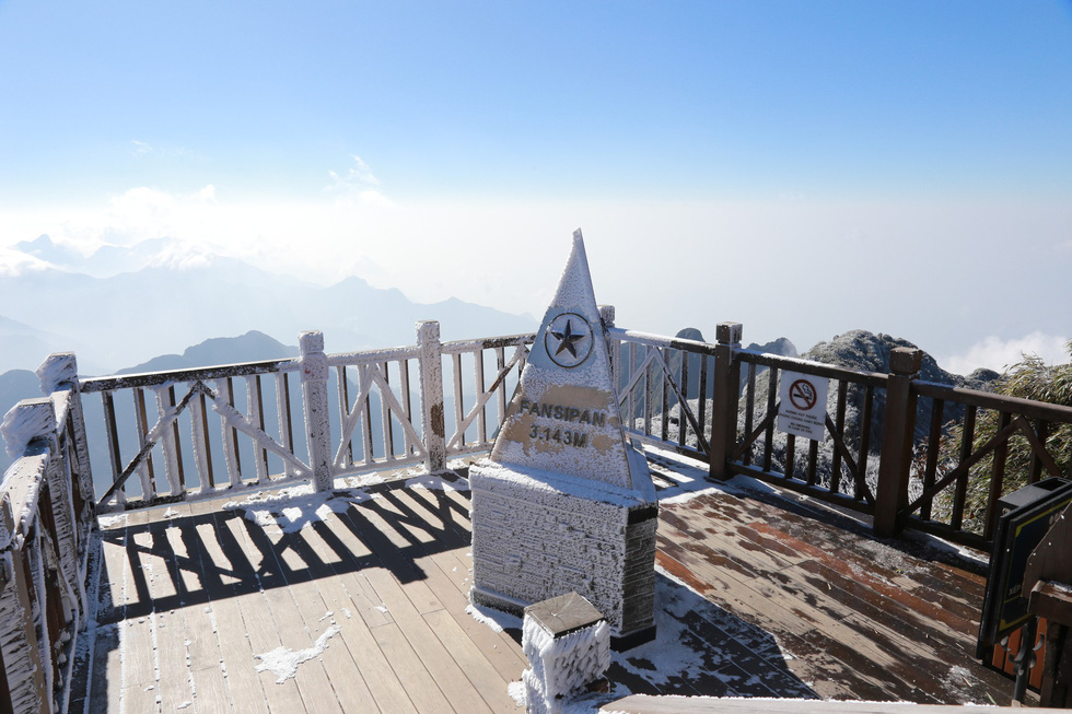 The highest point of the Fansipan summit is covered in snow, December 19, 2017. Photo: Tuoi Tre