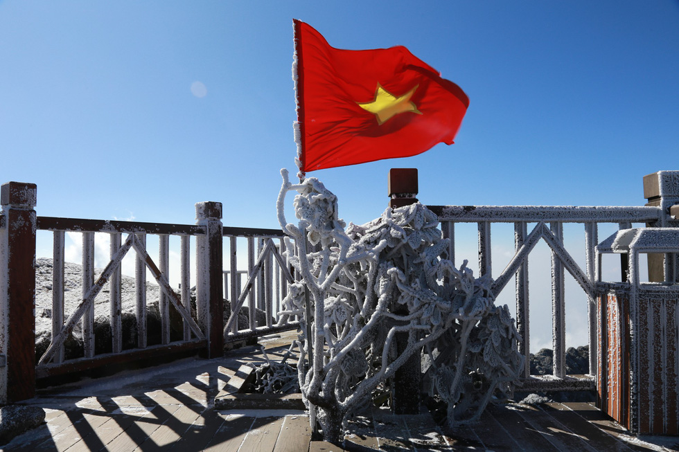 A Vietnam flag flies in the snow at the Fansipan summit in Lao Cai Province, December 19, 2017. Photo: Tuoi Tre
