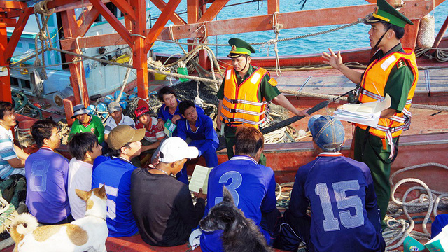 Border guard soliders brief fishermen of regulations on legal fishing in Kien Giang, southern Vietnam. Photo: Tuoi Tre