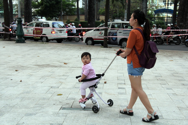 A woman and her child take a stroll at the Van Lang Park in District 5, Ho Chi Minh City, December 19, 2017. Photo: Tuoi Tre