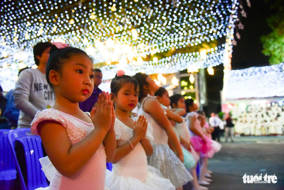 Children prepare for performing at Tan Dinh Church. Photo: Tuoi Tre