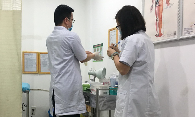 Doctors at the Thang Long polyclinic. Photo: Tuoi Tre