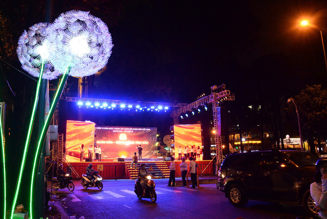 A stage is set up at the Turtle Lake in downtown Ho Chi Minh City for an upcoming New Year concert. Photo: Tuoi Tre