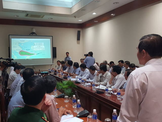 Officials are seen at a storm response meeting in Tien Giang, southern Vietnam, on December 22, 2017. Photo: Tuoi Tre