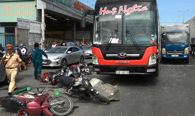 The Hue Nghia sleeper bus following the accident. Photo: Tuoi Tre