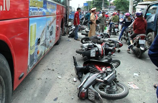 Several motorbikes were damaged in the accident. Photo: Tuoi Tre