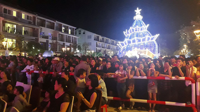 People flock to the Christmas tree at Phu Quoc Walking Street on December 24, 2017. Photo: Tuoi Tre