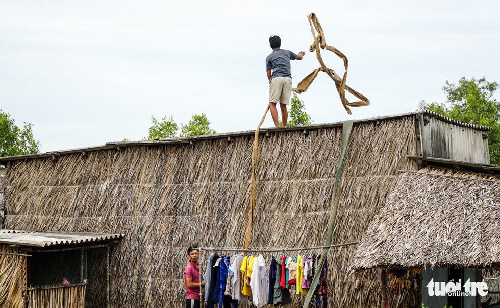 A man reinforces his house with ropes in preparation for Typhoon Tembin, forecast to make landfall in southern Vietnam on December 25, 2017, Photo: Tuoi Tre