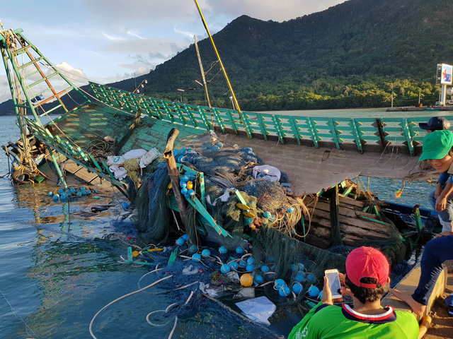 A damaged fishing boat on Con Dao Islands off the southern province of Ba Ria-Vung Tau. Photo: Tuoi Tre