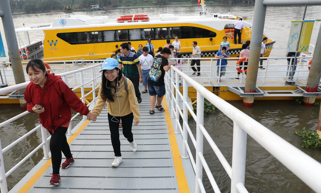 Passengers disembark from a river bus in Ho Chi Minh City. Photo: Tuoi Tre