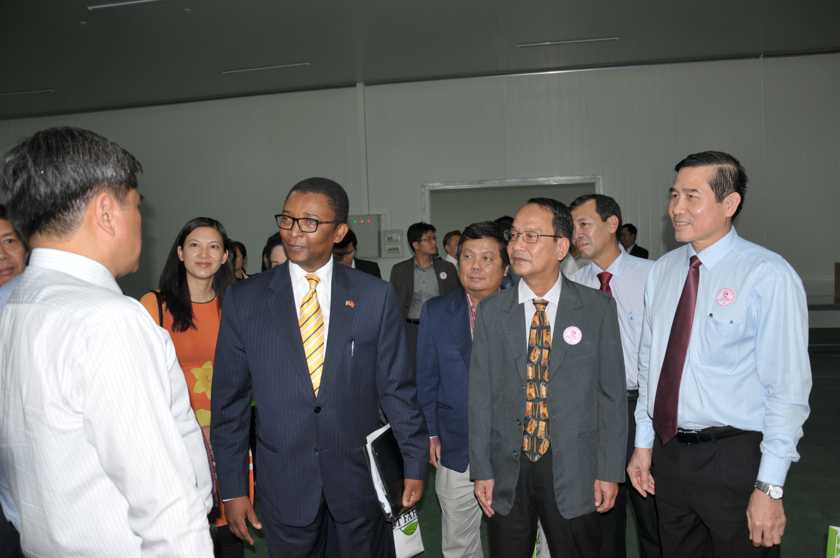 Gerald Smith (3rd R), senior agriculture attaché of the U.S. Consulate General in Ho Chi Minh City, speaks with officials from Vietnam’s Ministry of Agriculture and Rural Development during a ceremony to announce the first shipment of Vietnamese star apples into the U.S., Tien Giang Province, Vietnam December 26, 2017. Photo: Tuoi Tre
