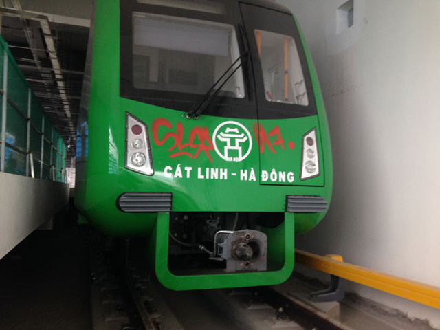 Drawings on the locomotive. Photo: Tuoi Tre