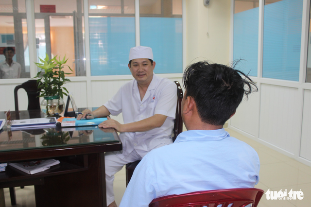 A doctor consults his patient following the surgery. Photo: Tuoi Tre