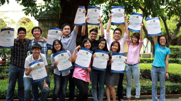 Pham Dinh Hai Long (back row, fourth from left) in a volunteer activity. Photo: Tuoi Tre