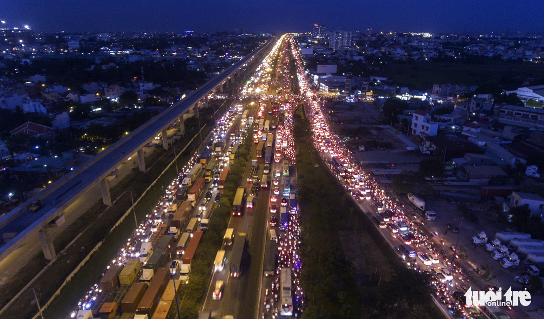 Thousands of vehicles are trapped in the heavy congestion on Hanoi Highway.