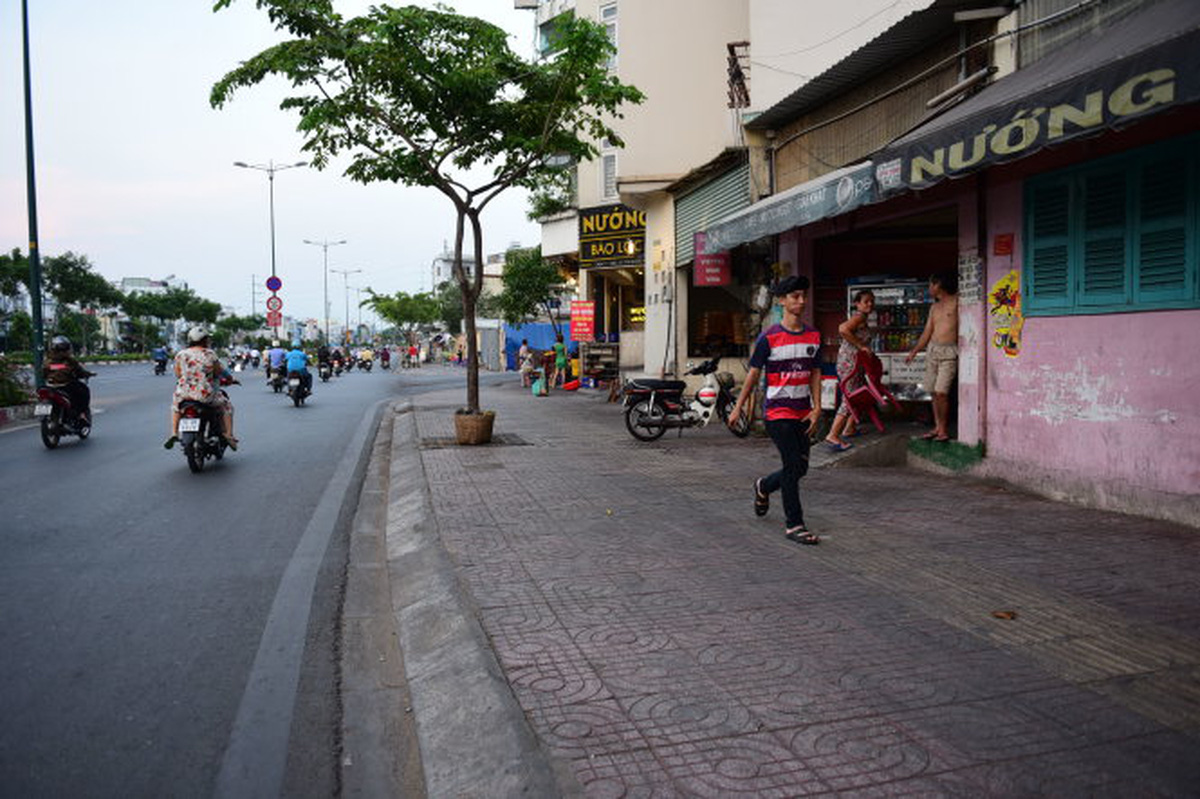 A man walks on a clean and clear sidewalk in Ho Chi Minh City. Photo: Tuoi Tre