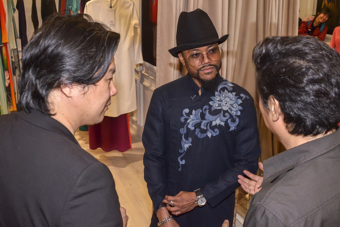 apl.de.ap (middle) talks to Sy Hoang (right), a renowned Vietnamese ao dai (traditional long gown) designer, in Ho Chi Minh City. Photo: Amberstone