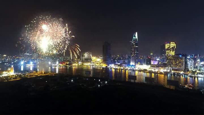 Fireworks explode over the sky in Ho Chi Minh City on January 1, 2018. Photo: Tuoi Tre