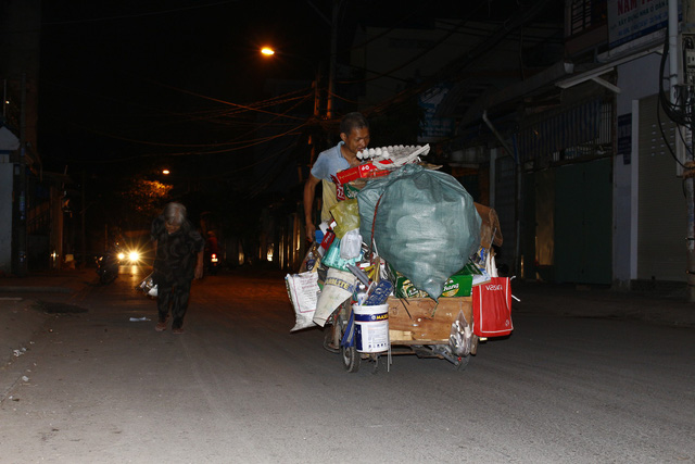 Bong and her mentally retarded son’s cart was loaded with more scrap than usual. Photo: Tuoi Tre