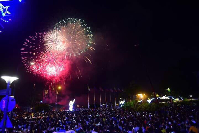 A crowd of people enjoy a fireworks display in Ho Chi Minh City on January 1, 2018. Photo: Tuoi Tre