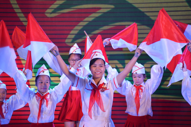 Fourteen-year-old Mai Hai Yen, an outstanding leader of the Ho Chi Minh Young Pioneer Organization. Photo: Tuoi Tre