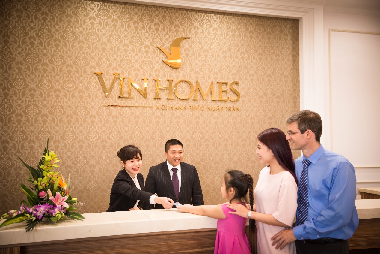 At Vinhomes Central Park, the customer care and reception staff are proficient in foreign languages and can assist and provide services to foreigners quickly and efficiently