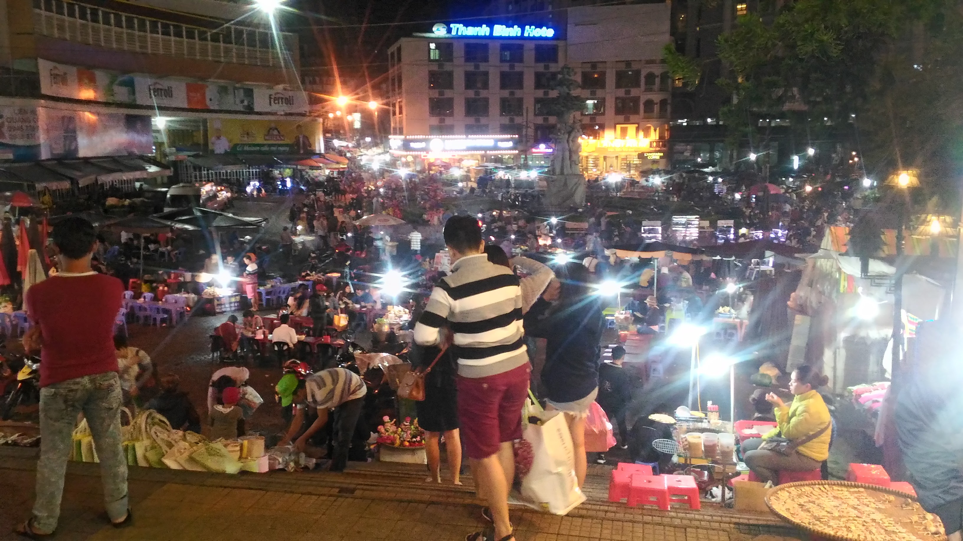 The Da Lat Market is packed with tourists at night. Photo: Son Nguyen/Tuoi Tre News