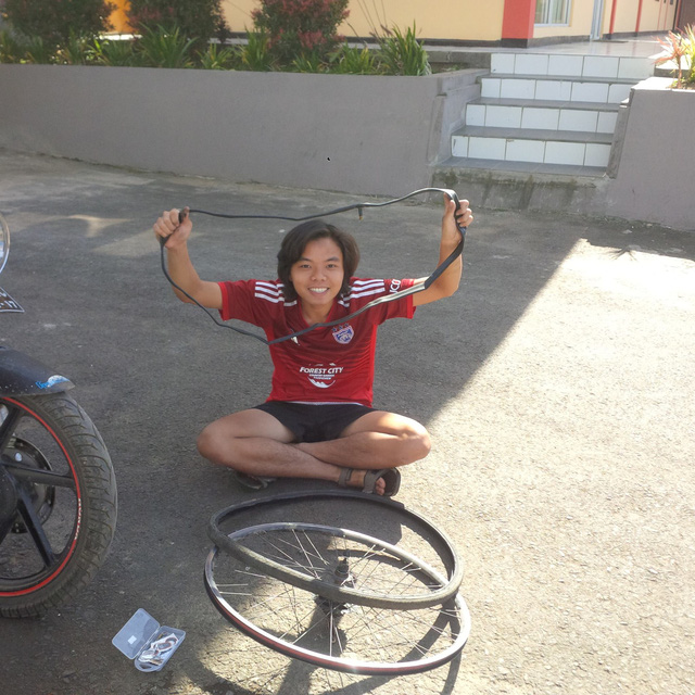 Anh fixes his bicycle. Photo: Anh's Facebook page