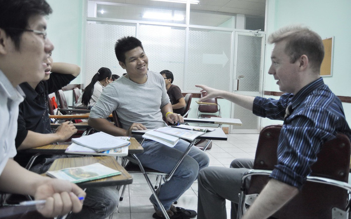 A native speaker (R) teaches an English class in Vietnam. Photo: Tuoi Tre
